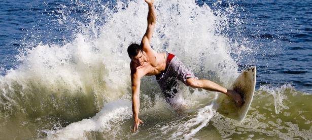 开云体育下载-红色闪电与橙色火焰，法拉利力克威廉姆斯，维斯塔潘点燃赛场之夜