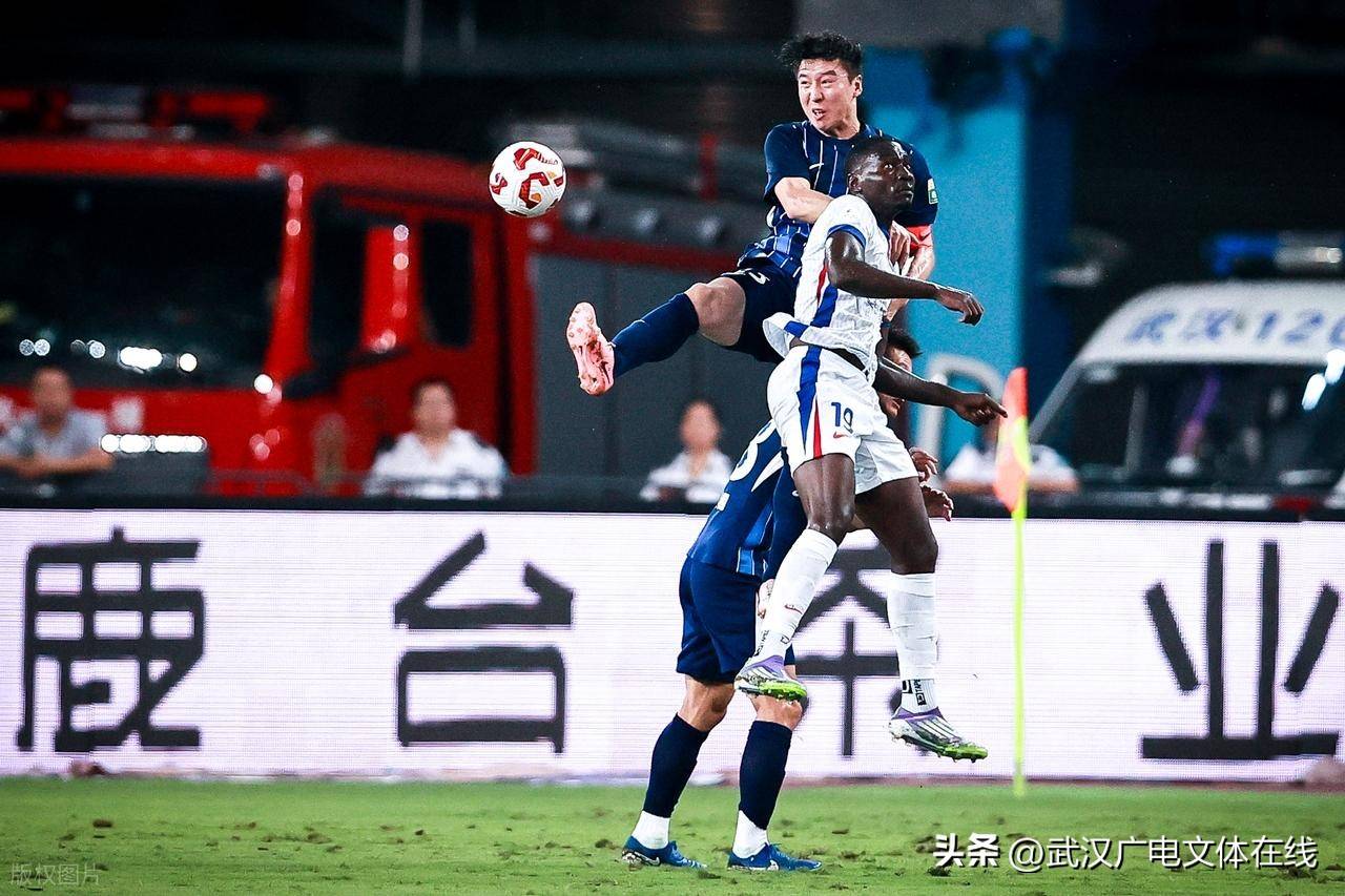 球队士气高昂,迎战对手展现出色队员默契的简单介绍 球队士气高昂,迎战对手展现出色队员默契的简单介绍