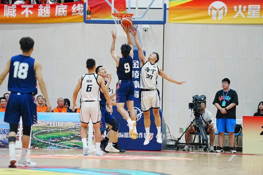 激烈篮球比赛，球员拼搏争胜