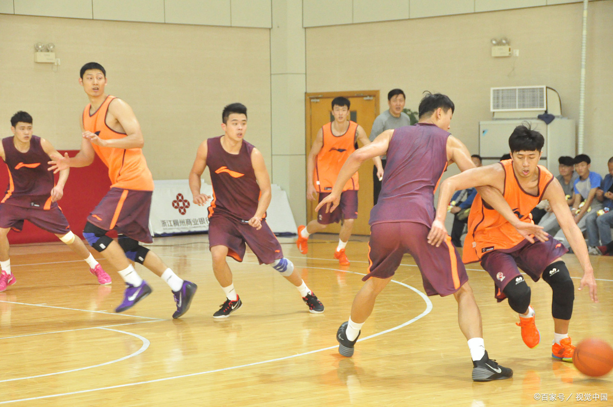 包含热闹的球场上球员们为胜利全力以赴展现拼搏精神的词条