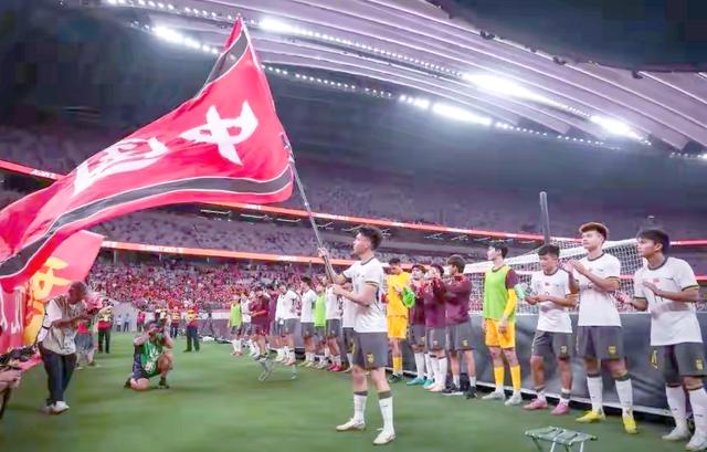 包含热闹的球场上球员们为胜利全力以赴展现拼搏精神的词条