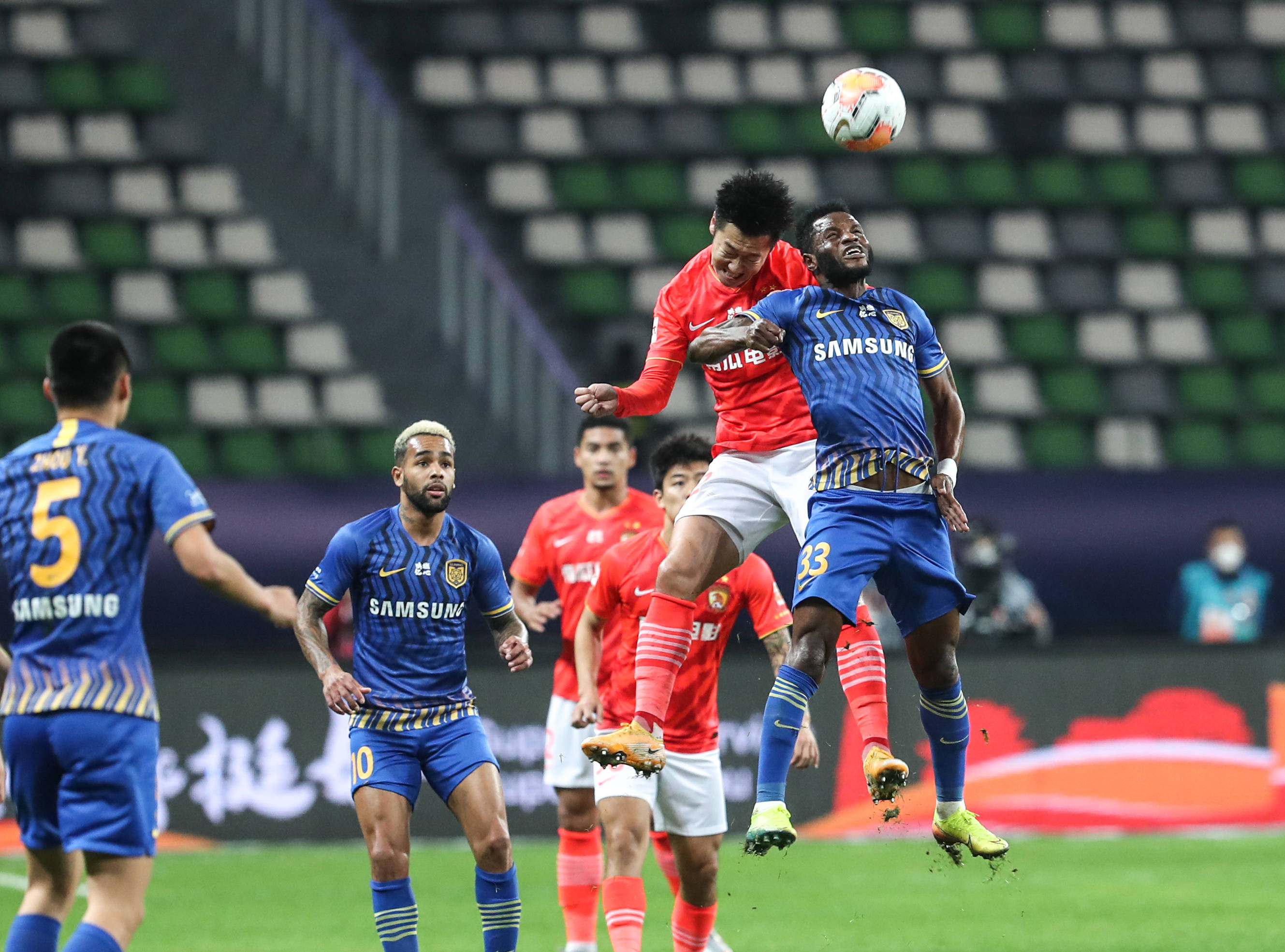 苏宁客场逼平恒大，保持在中超中游位置