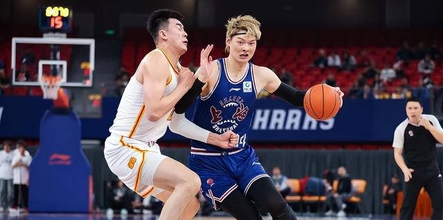 包含重庆男篮全力以赴，力求胜利突破困境的词条