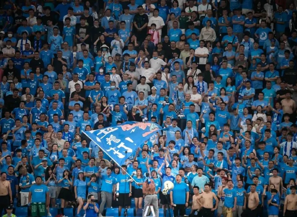 关于激烈的比赛中球员们奋力拼搏，让观众为之惊叹的信息