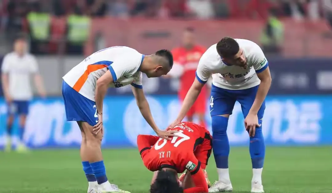 关于激烈的比赛中球员们奋力拼搏，让观众为之惊叹的信息