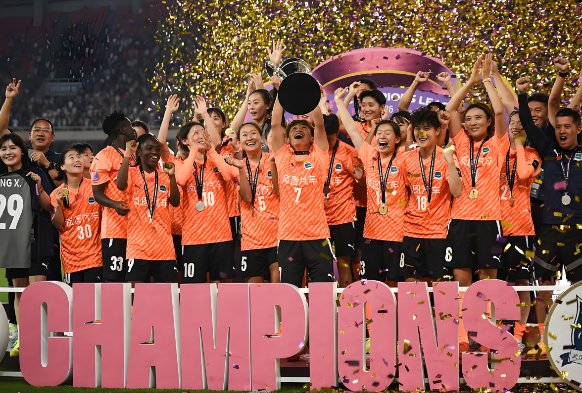 包含国际足坛瞩目一幕：女足日渐崭露头角勇往直前的词条