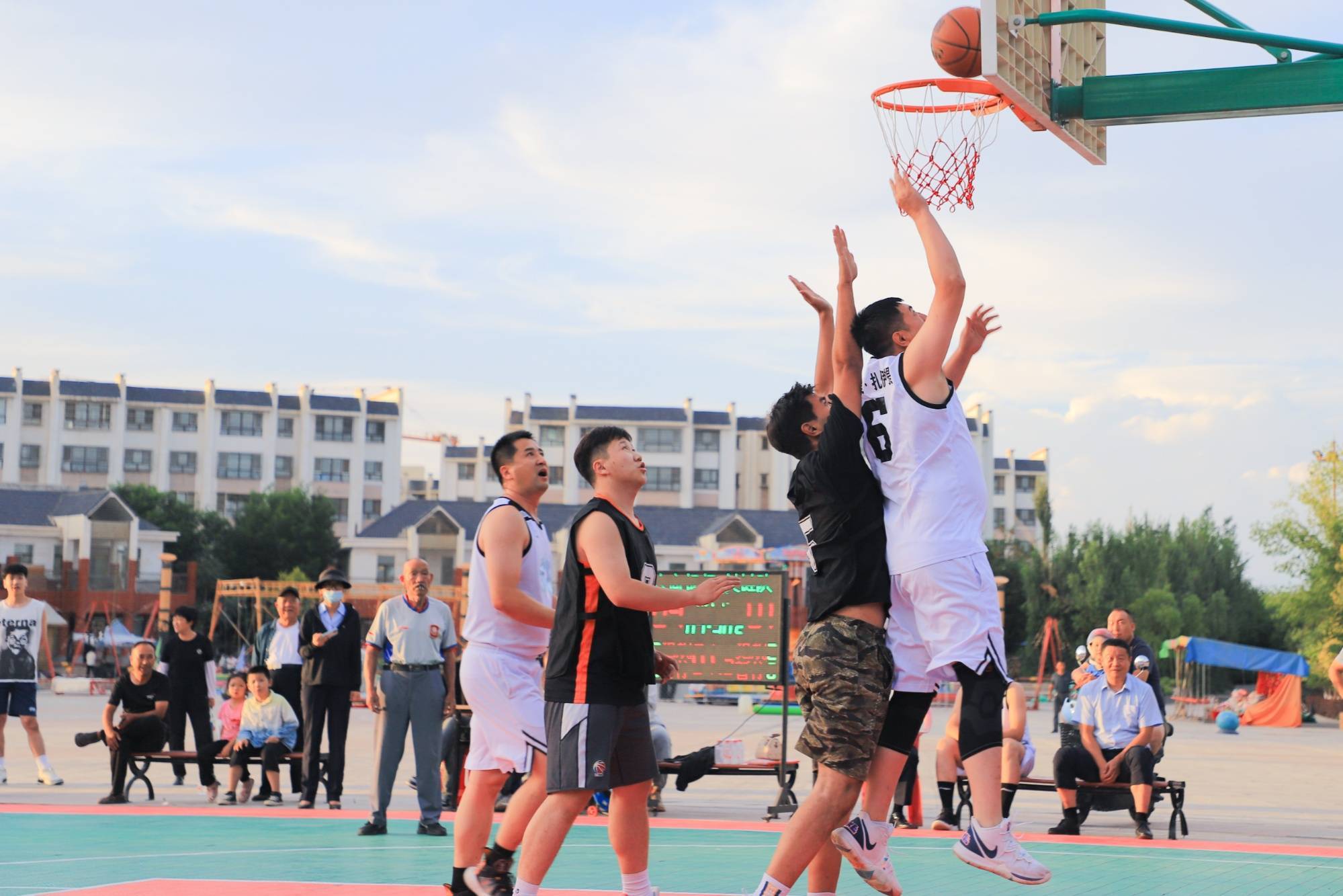 精彩的篮球比赛吸引了全球观众的关注