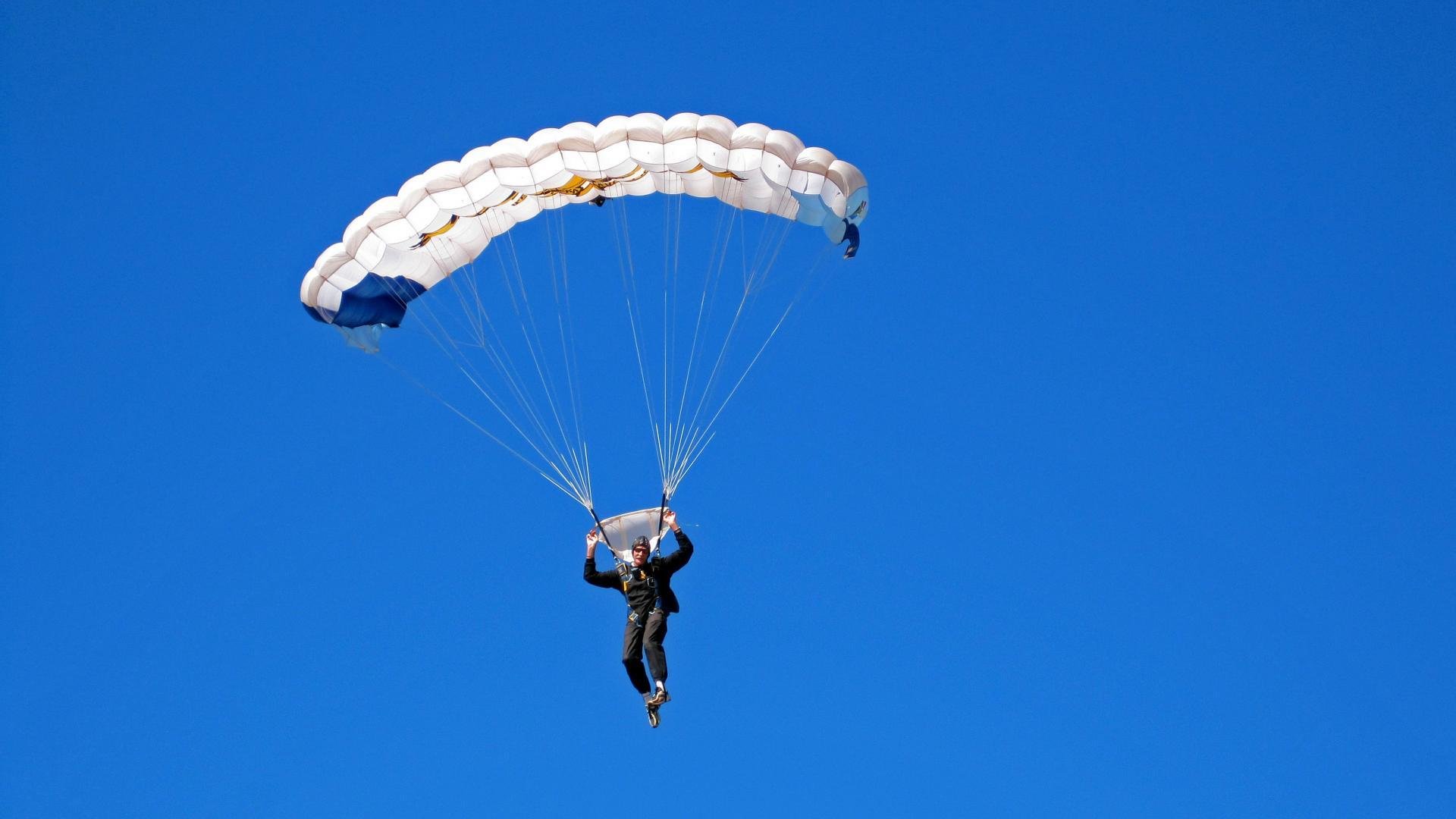 橙色风暴席卷银石，红牛二队逆袭记与维斯塔潘的不可能超越